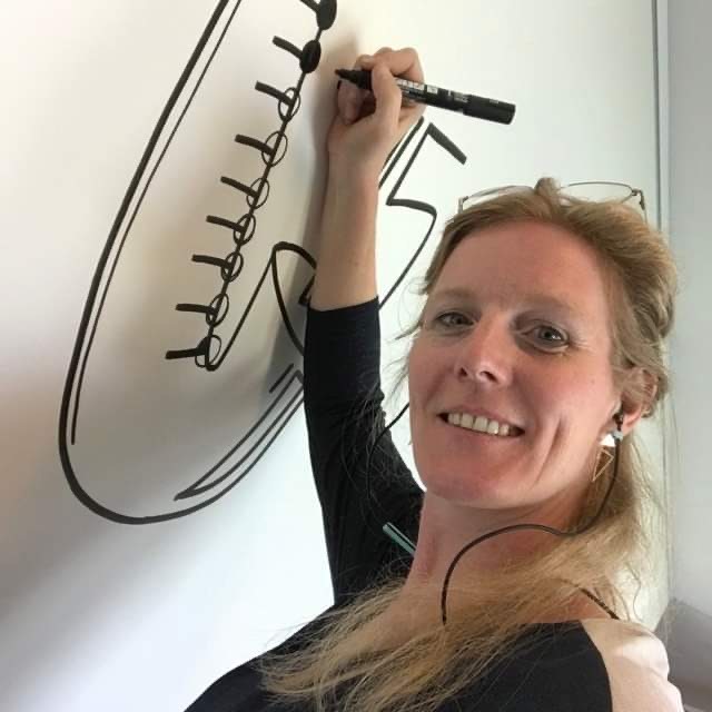 Katrijn Jacobs tekent op de muur